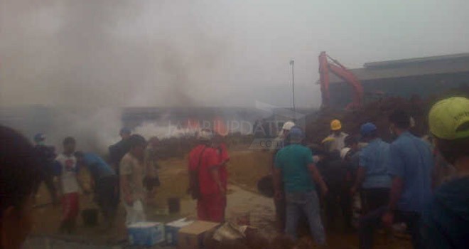 Loading Ramp Pbarik Minyak Kelapa Sawit (PMKS) milik PT Ragunas Agri Utama (RAU), yang berada di Bukit Harapan Desa Dusun Tio Kecamatan Sumay, terbakar.